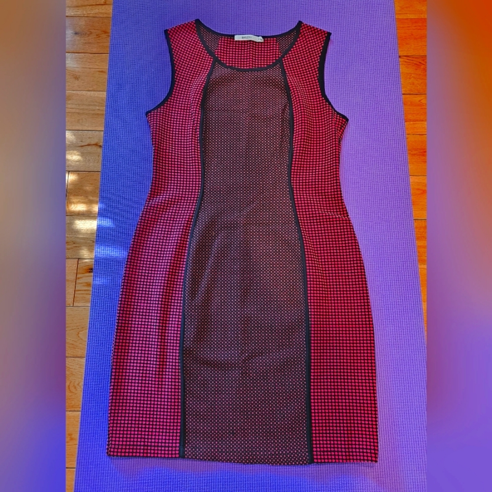 2 Dresses, same model, different colors